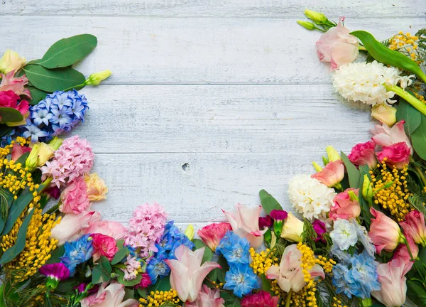 木材の背景に春の花 木製のテーブル夏咲くボーダー — ストック写真