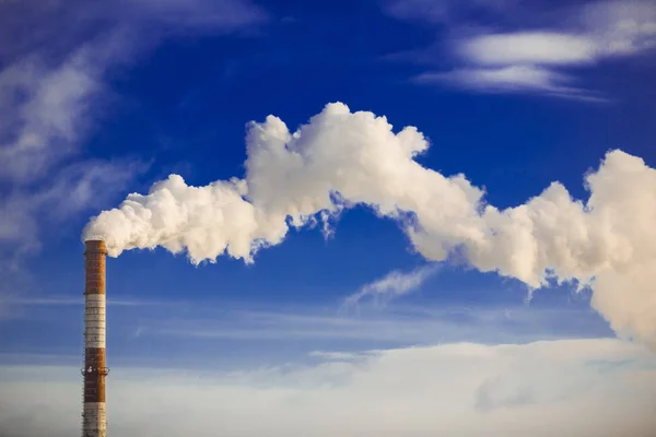 Fumo Fabbrica Fumo Una Pipa Uno Sfondo Cielo Azzurro — Foto Stock