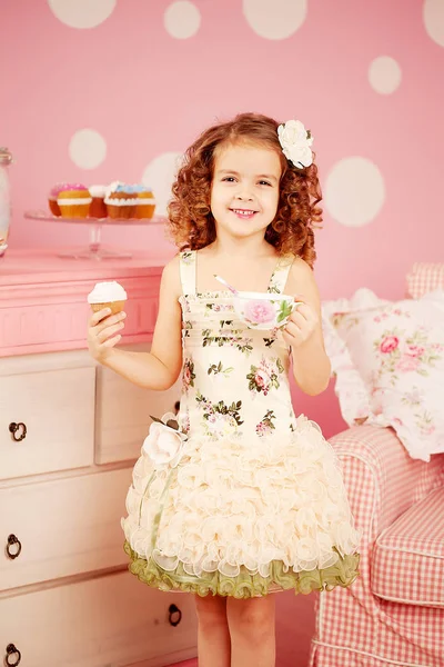 Pequena Menina Bonito Vestido Rosa Bebe Chá Com Doces Quarto — Fotografia de Stock