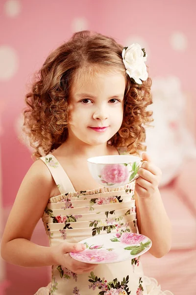 Pequena Menina Bonito Vestido Rosa Bebe Chá Com Doces Quarto — Fotografia de Stock