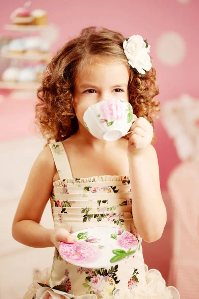 Pequena Menina Bonito Vestido Rosa Bebe Chá Com Doces Quarto — Fotografia de Stock