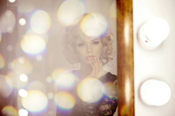 Skönhet Lyx Kvinna Med Och Spegel — Stockfoto