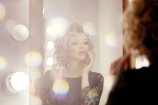 Mulher Luxo Beleza Com Espelho — Fotografia de Stock