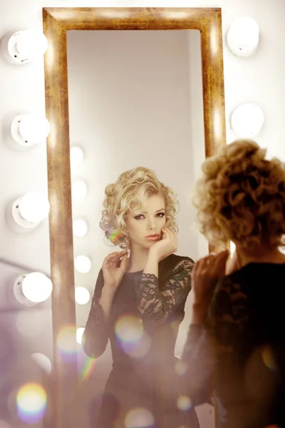 Ομορφιά Πολυτέλεια Γυναίκα Και Καθρέφτη — Φωτογραφία Αρχείου