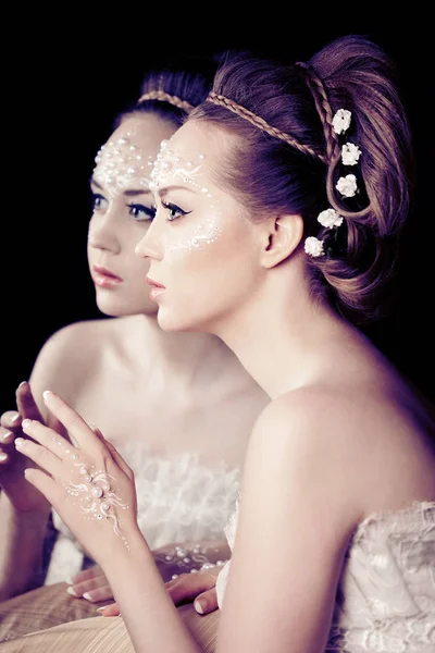 珍珠的创意化妆的时尚女人 — 图库照片