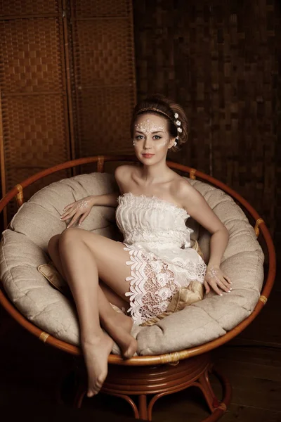 珍珠的创意化妆的时尚女人 — 图库照片