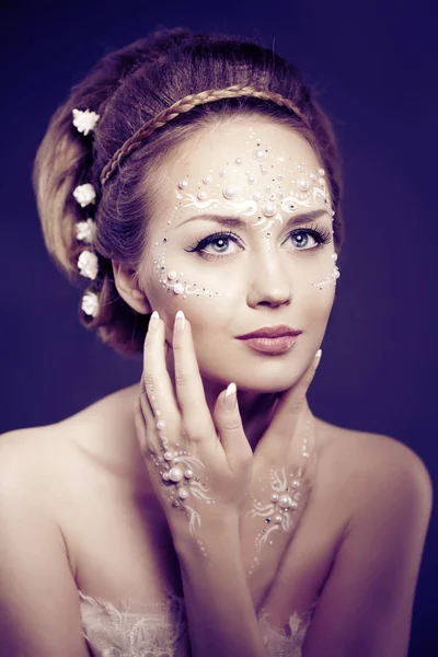 Mulher Elegante Com Maquiagem Criativa Pérolas — Fotografia de Stock