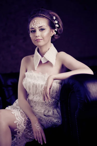 Donna Elegante Con Trucco Creativo Perle — Foto Stock