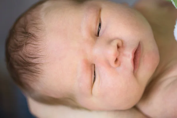 Bebé Recién Nacido Los Brazos Mamá Papá Grandes Manos Madre — Foto de Stock