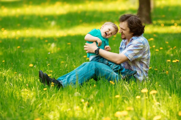 Padre Figlio Passano Del Tempo Insieme Una Giornata Sole Ragazzino — Foto Stock