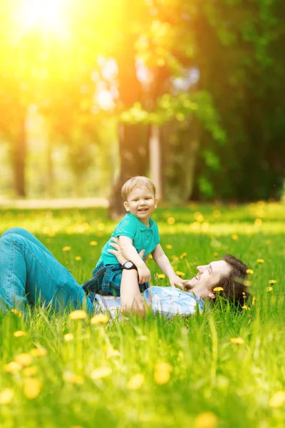 Батько Син Проводять Час Разом Сонячний День Щасливий Маленький Хлопчик — стокове фото
