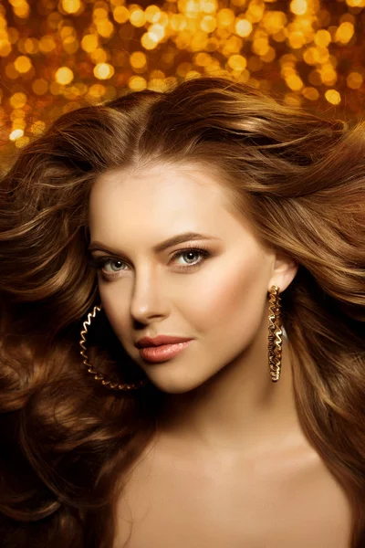 黄金の美しいファッションの女性 光沢のある健康的な長い巻髪のモデル 波はカール ボリューム アップ スタイルの髪型です ゴールドの背景に豪華な髪形と髪 Salon Girl — ストック写真