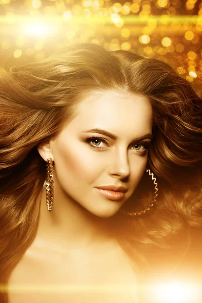 黄金の美しいファッションの女性 光沢のある健康的な長い巻髪のモデル 波はカール ボリューム アップ スタイルの髪型です ゴールドの背景に豪華な髪形と髪 Salon Girl — ストック写真
