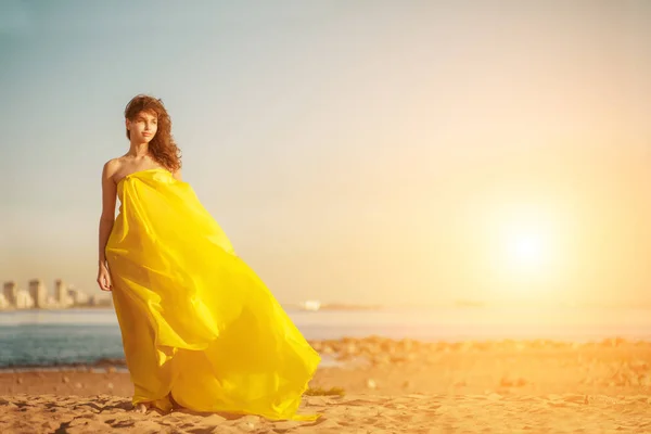 Fille Mode Dans Une Robe Longue Sur Fond Coucher Soleil — Photo