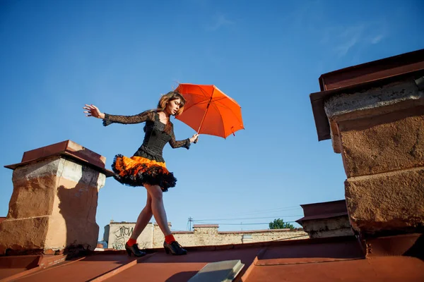 Jeune Belle Femme Sur Toit Avec Parapluie Romantique Marcher Modèle — Photo