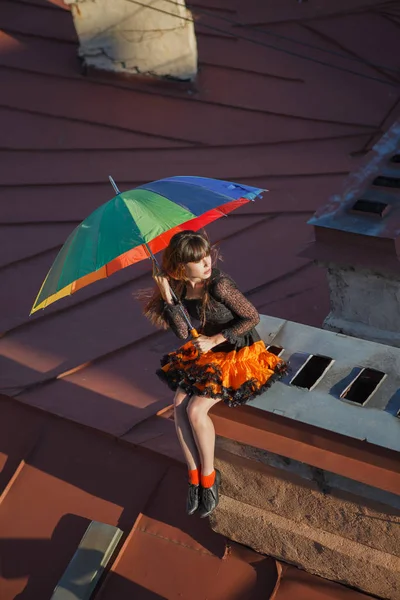 Çatıda Bir Şemsiye Ile Genç Güzel Kadın Romantik Yürüyüş Modeli — Stok fotoğraf
