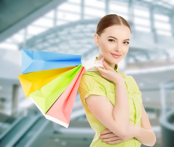 手里拿着购物袋的女人 一个女人在商场购物 — 图库照片