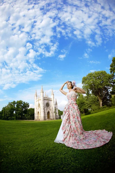 Žena Jako Princezna Vinobraní Šaty Před Kouzelný Hrad — Stock fotografie