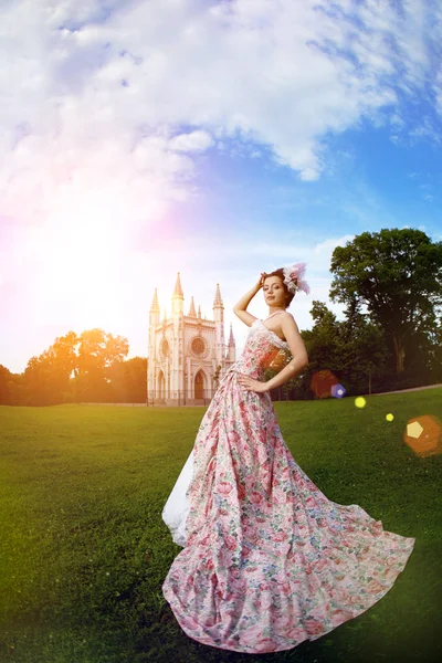 Eine Frau Wie Eine Prinzessin Vintage Kleid Vor Dem Zauberschloss — Stockfoto
