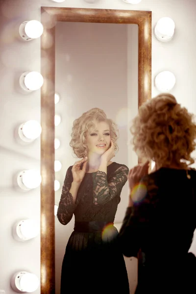 Bellezza Donna Lusso Con Specchio Immagine Stock