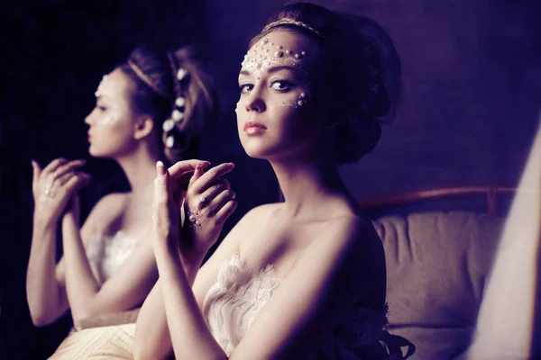 珍珠的创意化妆的时尚女人 免版税图库图片