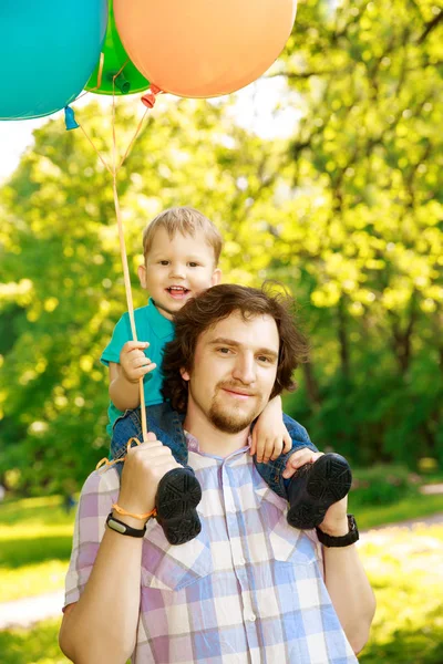 Батько Син Проводять Час Разом Сонячний День Щасливий Маленький Хлопчик Ліцензійні Стокові Фото