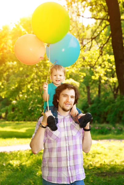 Ojciec Syn Spędzają Razem Czas Słoneczny Dzień Szczęśliwy Chłopczyk Bawiący Obrazek Stockowy