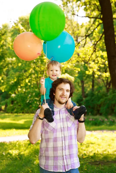 父子俩在一个阳光灿烂的日子在一起 快乐的小男孩与爸爸在一起玩 在度假时与家人共度美好时光 旅行中的积极家庭 图库图片