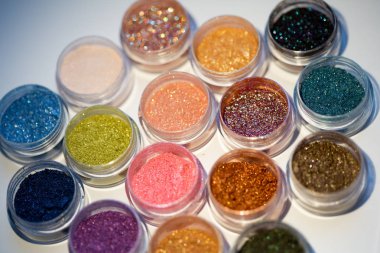 Kozmetik. Renkverenler, kalıcı makyaj, gözler, dudaklar, yüz ve vücut için. Parlak parlak, dağınık çok renkli tozlar.