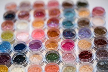 Kozmetik. Renkverenler, kalıcı makyaj, gözler, dudaklar, yüz ve vücut için. Parlak parlak, dağınık çok renkli tozlar.