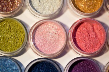 Kozmetik. Renkverenler, kalıcı makyaj, gözler, dudaklar, yüz ve vücut için. Parlak parlak, dağınık çok renkli tozlar.