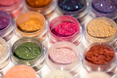 Kozmetik. Renkverenler, kalıcı makyaj, gözler, dudaklar, yüz ve vücut için. Parlak parlak, dağınık çok renkli tozlar.