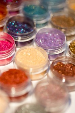 Kozmetik. Renkverenler, kalıcı makyaj, gözler, dudaklar, yüz ve vücut için. Parlak parlak, dağınık çok renkli tozlar.