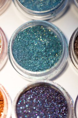 Kozmetik. Renkverenler, kalıcı makyaj, gözler, dudaklar, yüz ve vücut için. Parlak parlak, dağınık çok renkli tozlar.