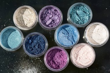 Kozmetik. Renkverenler, kalıcı makyaj, gözler, dudaklar, yüz ve vücut için. Parlak parlak, dağınık çok renkli tozlar.