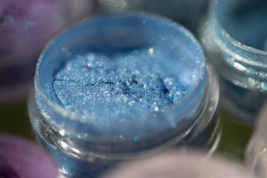 Kozmetik. Renkverenler, kalıcı makyaj, gözler, dudaklar, yüz ve vücut için. Parlak parlak, dağınık çok renkli tozlar.