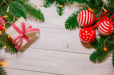 Noel kartı. Yeni yıl partisi tema arka plan. Köknar-ağaç hediyeler ve mum renkli festival ışık arka plan üzerine dekore edilmiştir. Sihirli bir gece.