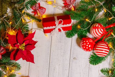 Noel kartı. Yeni yıl partisi tema arka plan. Köknar-ağaç hediyeler ve mum renkli festival ışık arka plan üzerine dekore edilmiştir. Sihirli bir gece.