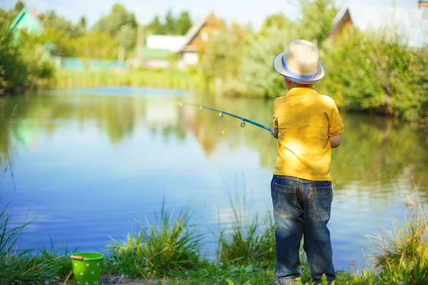 Den Lille Pojken Fiskar Damm Barn Med Ett Mejeri Händerna — Stockfoto