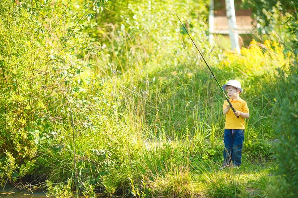 Der Kleine Junge Angelt Einem Teich Kind Mit Einer Molkerei — Stockfoto