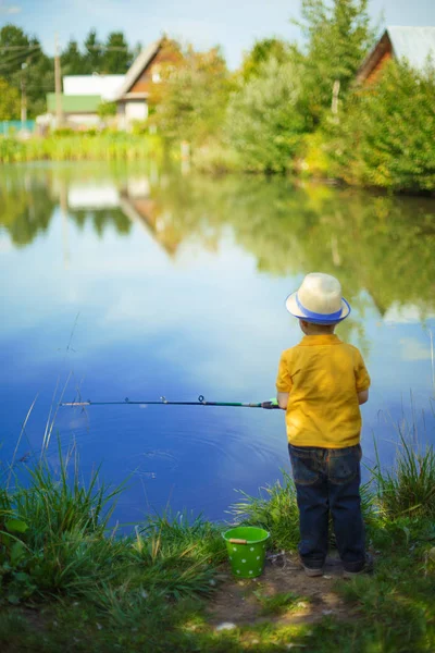 小男孩在池塘里钓鱼 手里拿着乳制品的孩子 — 图库照片