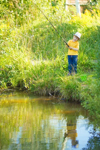 Niño Dedica Pescar Estanque Niño Con Una Lechería Sus Manos — Foto de Stock