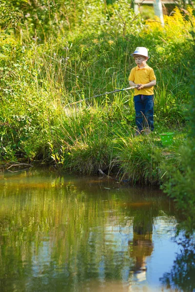 Den Lille Pojken Fiskar Damm Barn Med Ett Mejeri Händerna — Stockfoto