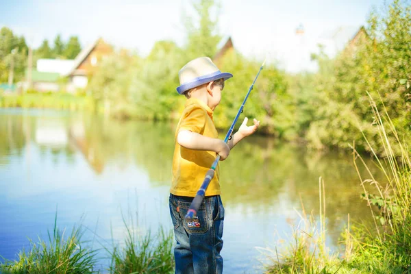 Den Lille Pojken Fiskar Damm Barn Med Ett Mejeri Händerna — Stockfoto