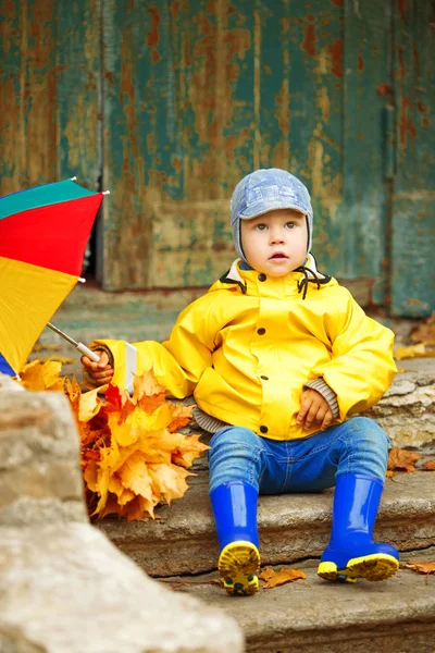 Petit Garçon Sur Fond Automne Parc Avec Parapluie Arc Ciel — Photo