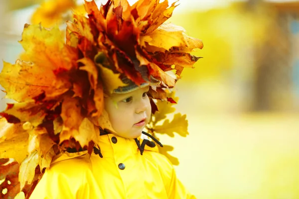 Petit Garçon Sur Fond Parc Automne Enfant Avec Une Feuille — Photo