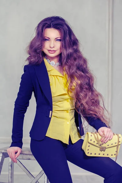 肩なし黄色のブラウスに長い巻き毛を持つ美しいモダンガールの肖像画 ファッショナブルな女性モデル — ストック写真