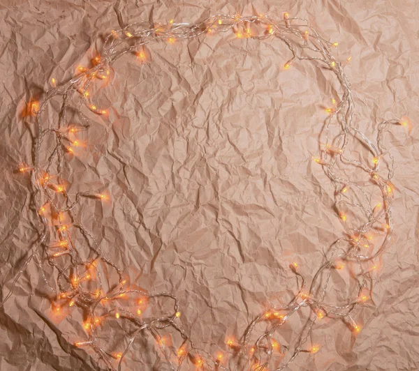 Buruşturulmuş Kraft Kağıt Üzerinde Paskalya Yortusu Yumurta — Stok fotoğraf