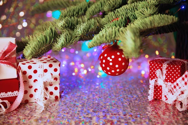 Kerstkaart Achtergrond Een Thema Van Nieuwjaarsfeest Fir Tree Met Giften — Stockfoto