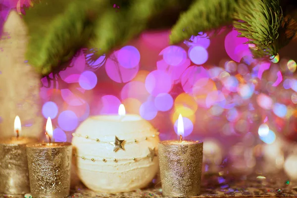 圣诞贺卡新年晚会主题的背景 装饰冷杉树与礼品和蜡烛的背景下丰富多彩的节日彩灯 一个神奇的夜晚 — 图库照片